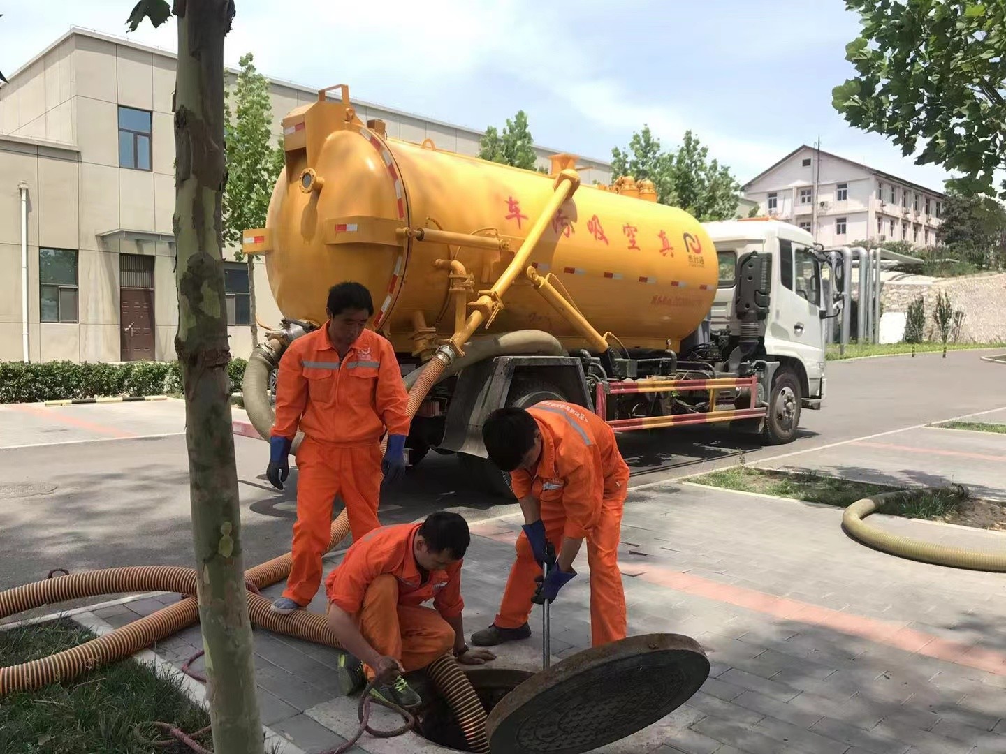 湘西管道疏通车停在窨井附近