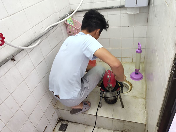 湘西管道堵塞冒臭气 专业师傅现场解决问题